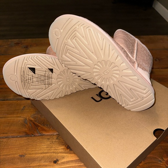 UGG Classic Snow Leopard Boots - Picture 4 of 9